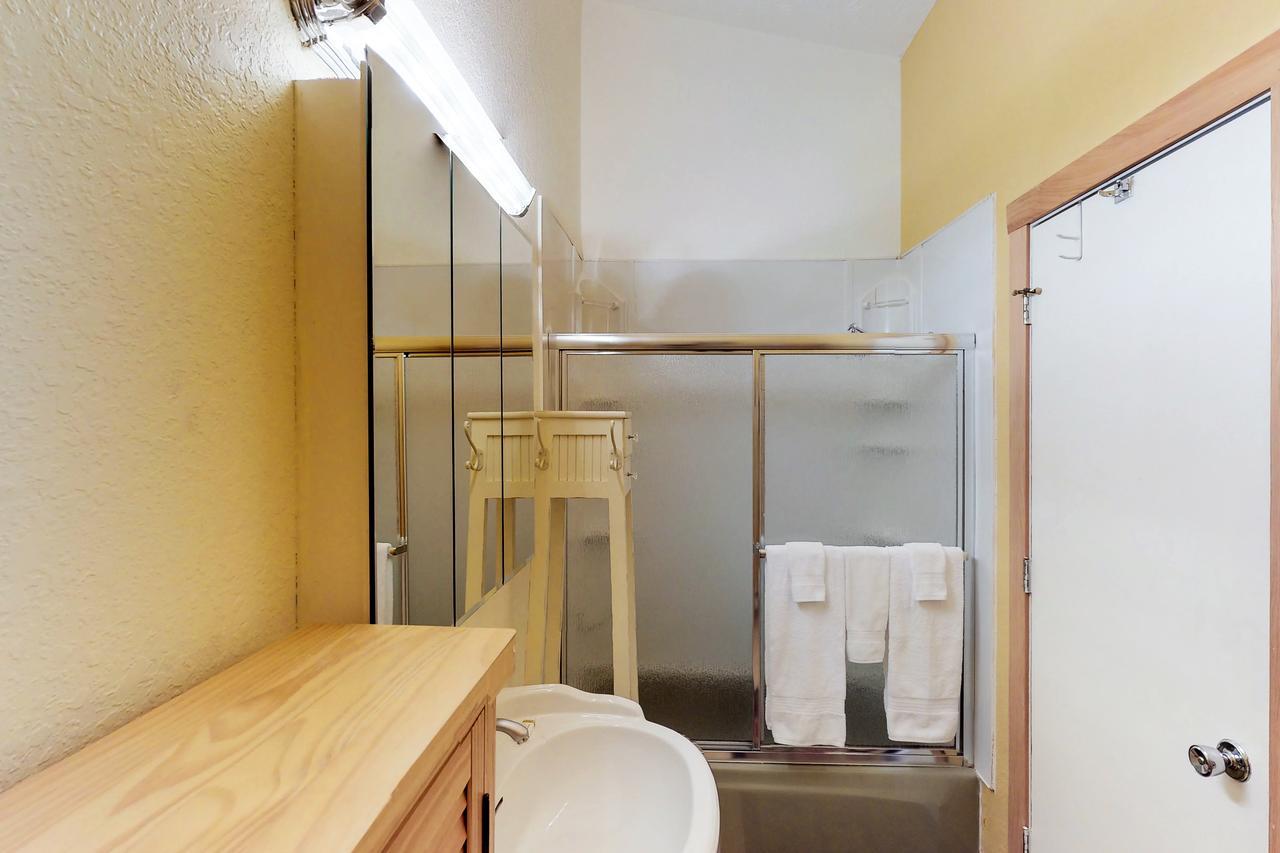 Brighton Condo #208 Гирдвуд Экстерьер фото